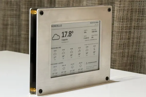 Kindle Meteo: il Kindle nella cornice di alluminio, di fronte