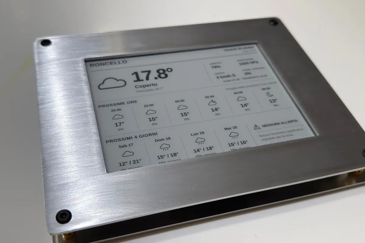 Kindle Meteo: la cornice di alluminio spazzolato vista di tre quarti