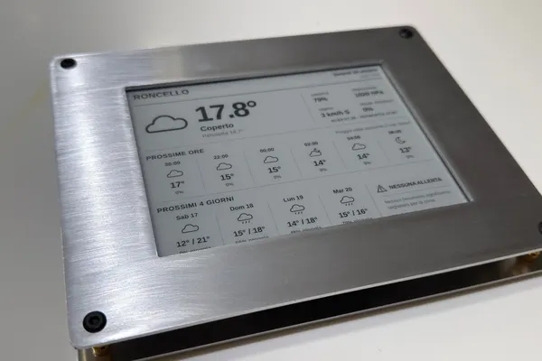 Kindle Meteo: la cornice di alluminio spazzolato vista di tre quarti