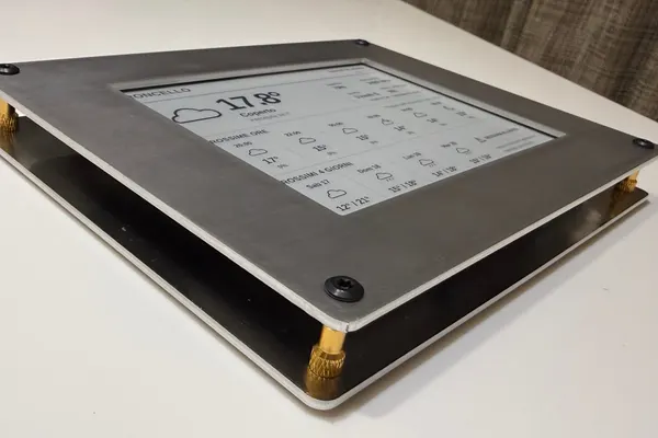 Kindle Meteo: i due pannelli della cornice e i distanziali dorati